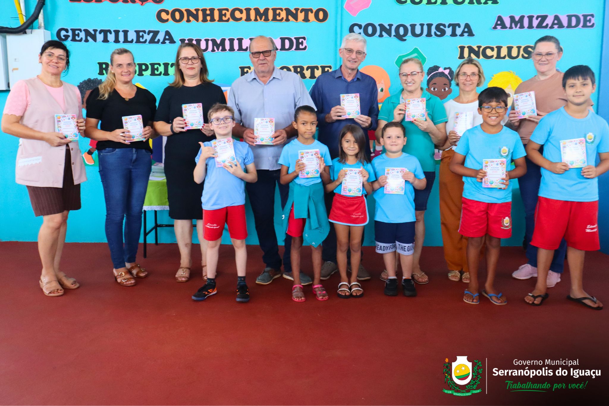 Governo Municipal realiza entrega de agendas escolares para alunos da rede municipal Governo Municipal realiza entrega de agendas escolares para alunos da rede municipal