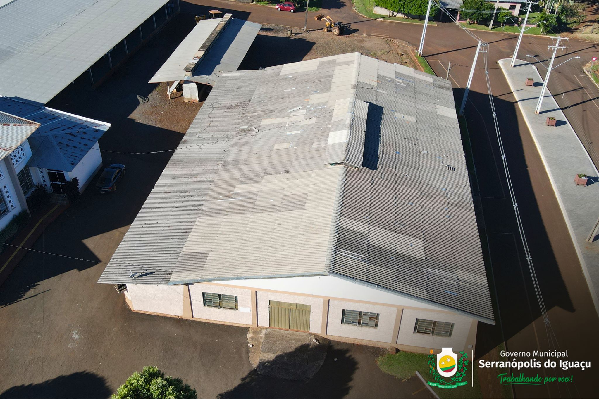 Governo Municipal autoriza obra de revitalização do telhado em pavilhão comunitário de Flor da Serra