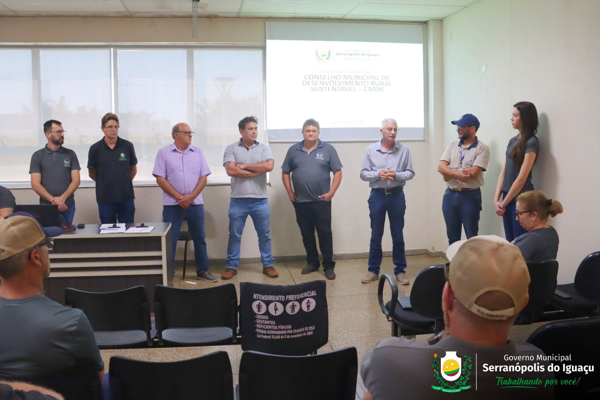 Reunião conjunta debate vacinação compulsória contra raiva e conservação de estradas rurais em Serranópolis do Iguaçu