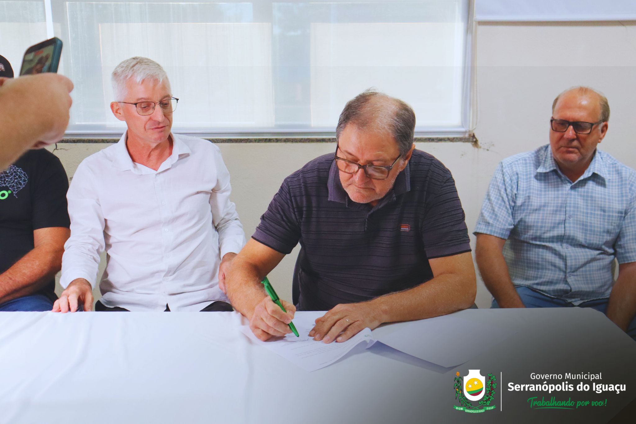 Governo Municipal entrega equipamento agrícola para Associação de Moradores da Linha Seca Governo Municipal entrega equipamento agrícola para Associação de Moradores da Linha Seca