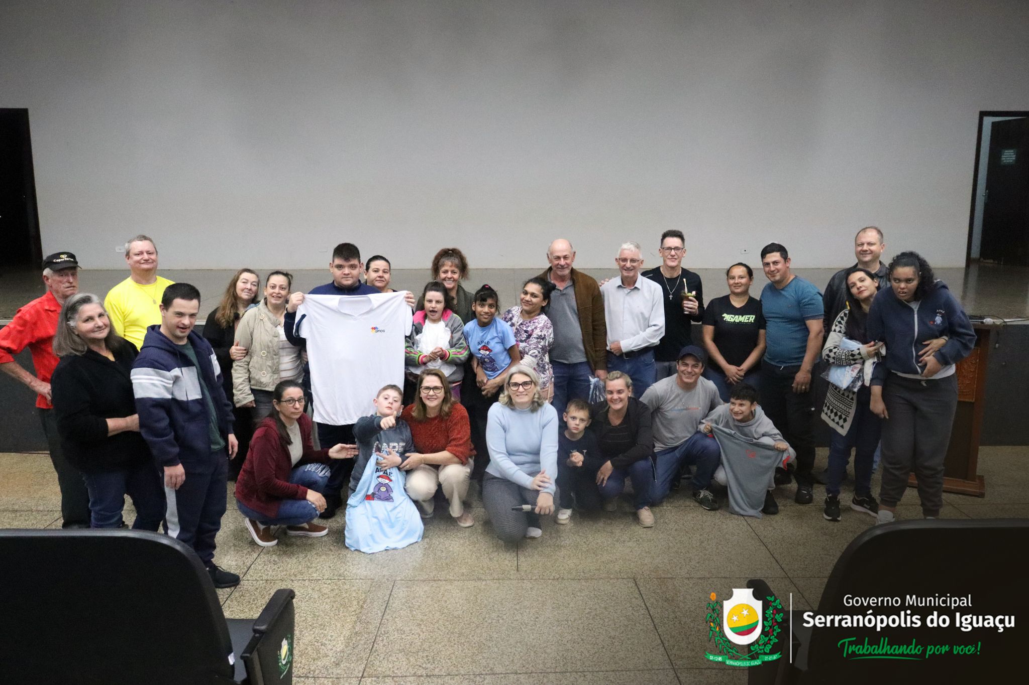 Governo Municipal realiza entrega de uniformes para alunos da AMESFI, AMOA e APAE