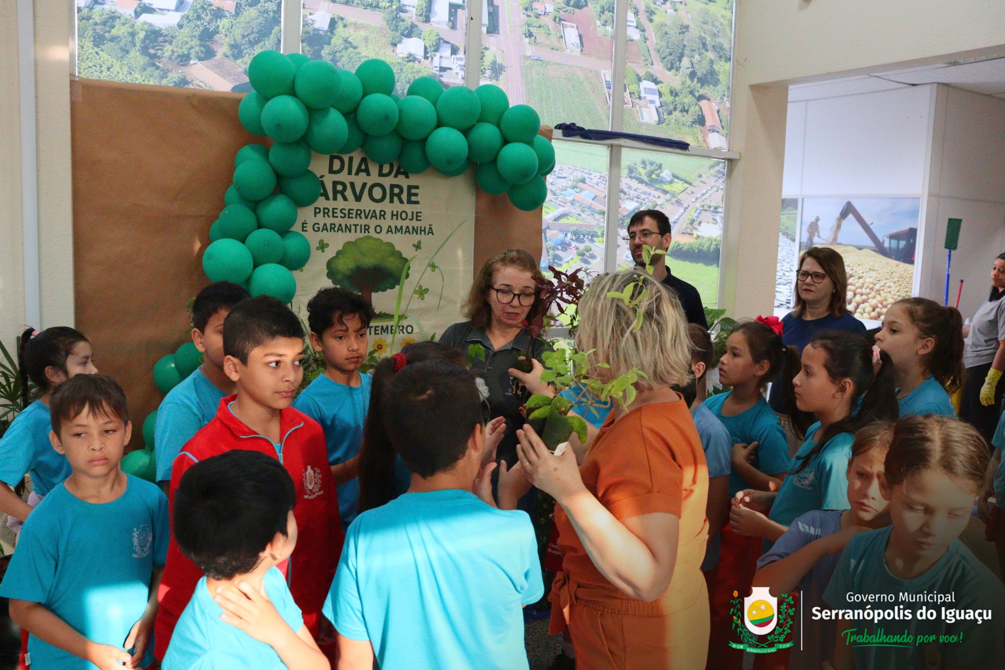Dia da Árvore é marcado com distribuição gratuita de mudas em Serranópolis do Iguaçu Dia da Árvore é marcado com distribuição gratuita de mudas em Serranópolis do Iguaçu