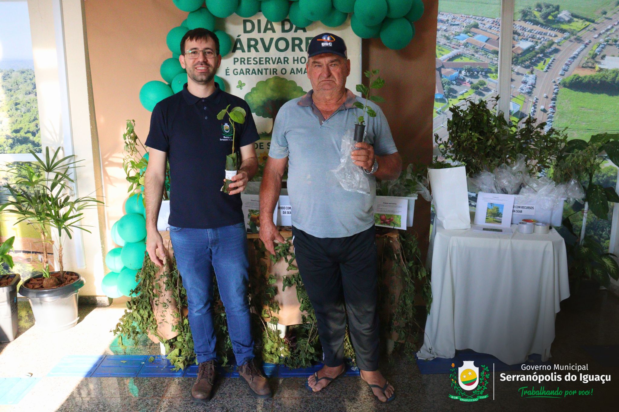 Dia da Árvore é marcado com distribuição gratuita de mudas em Serranópolis do Iguaçu Dia da Árvore é marcado com distribuição gratuita de mudas em Serranópolis do Iguaçu
