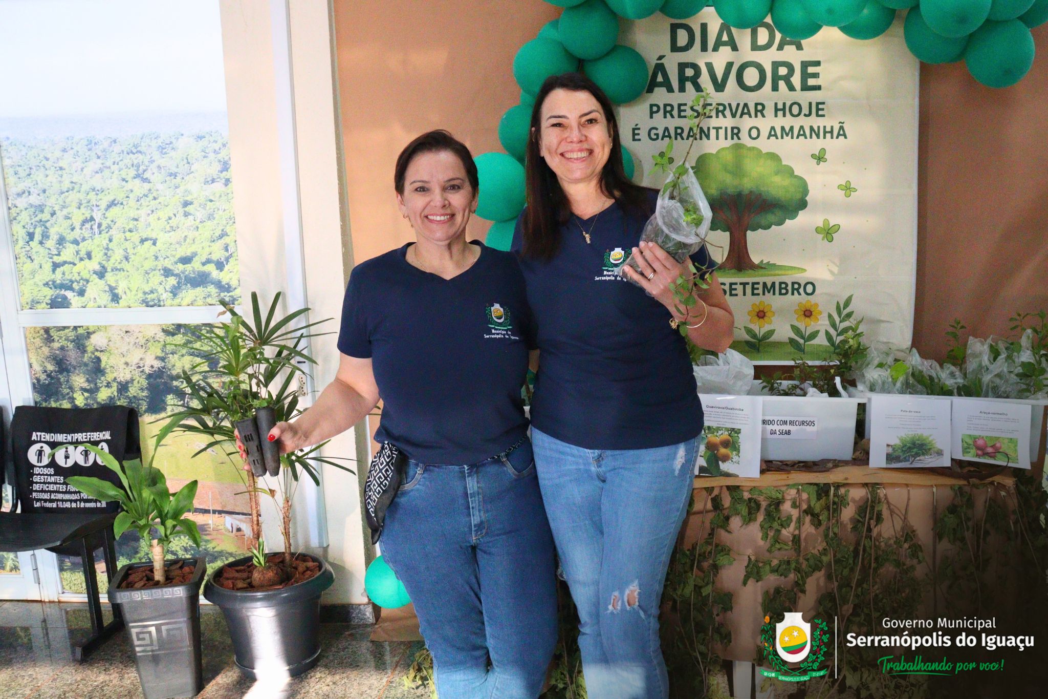 Dia da Árvore é marcado com distribuição gratuita de mudas em Serranópolis do Iguaçu Dia da Árvore é marcado com distribuição gratuita de mudas em Serranópolis do Iguaçu