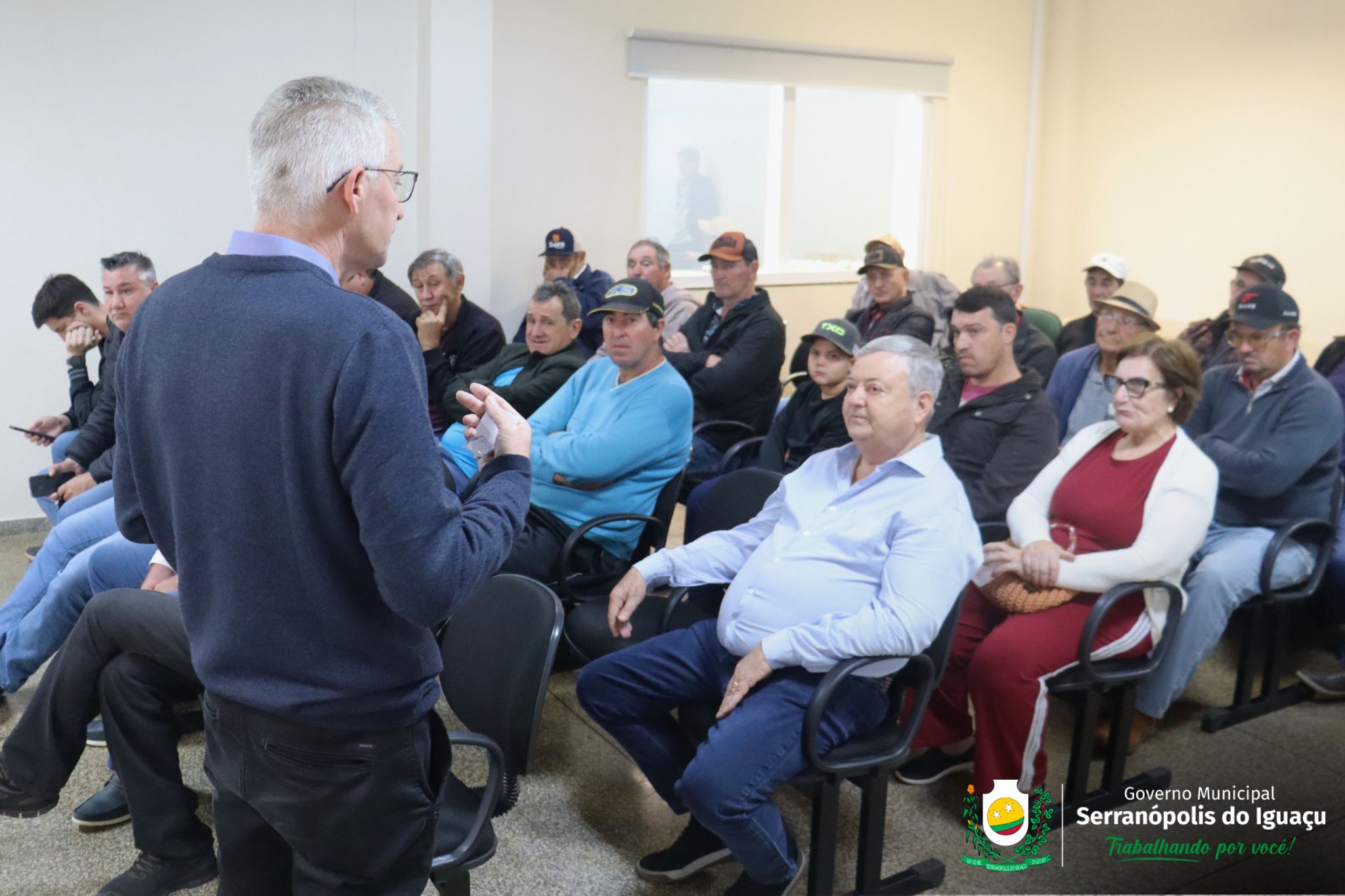 Governo municipal reúne agricultores que serão beneficiados com pavimentação asfáltica