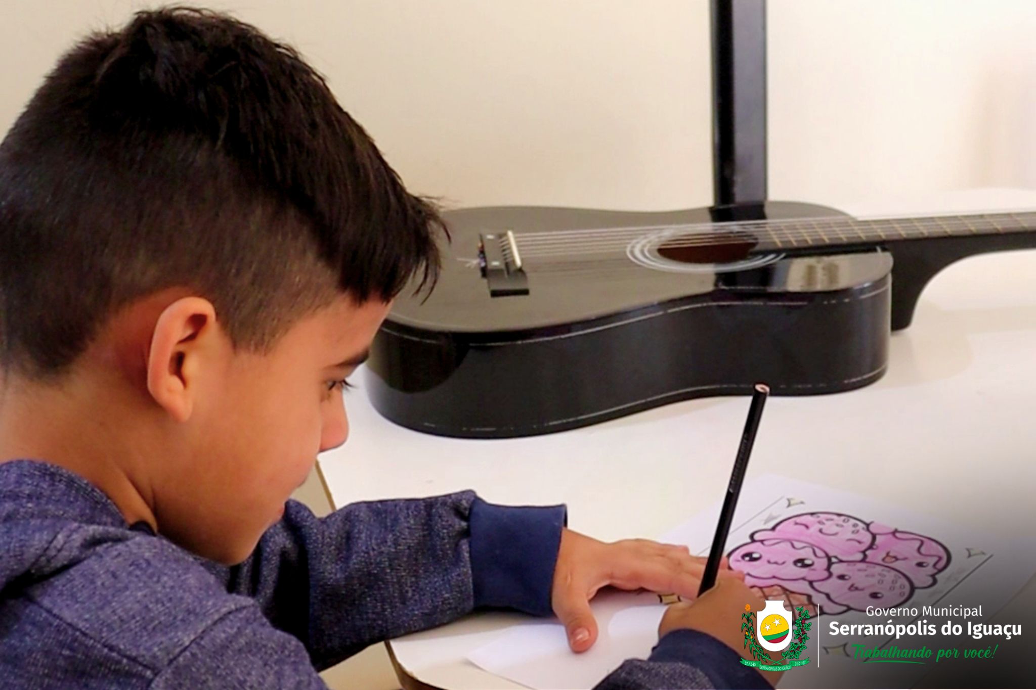 Crianças aprendem sobre abuso sexual e trabalho infantil em oficina musical do CRAS