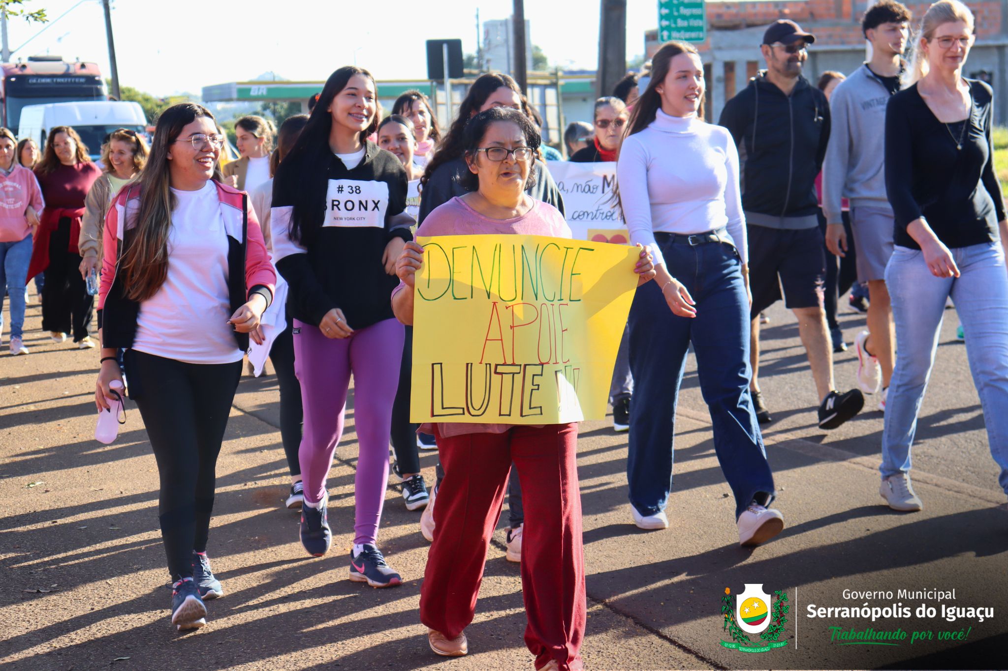 1ª Caminhada do Meio-Dia mobiliza população de Serranópolis do Iguaçu pelo fim do feminicídio