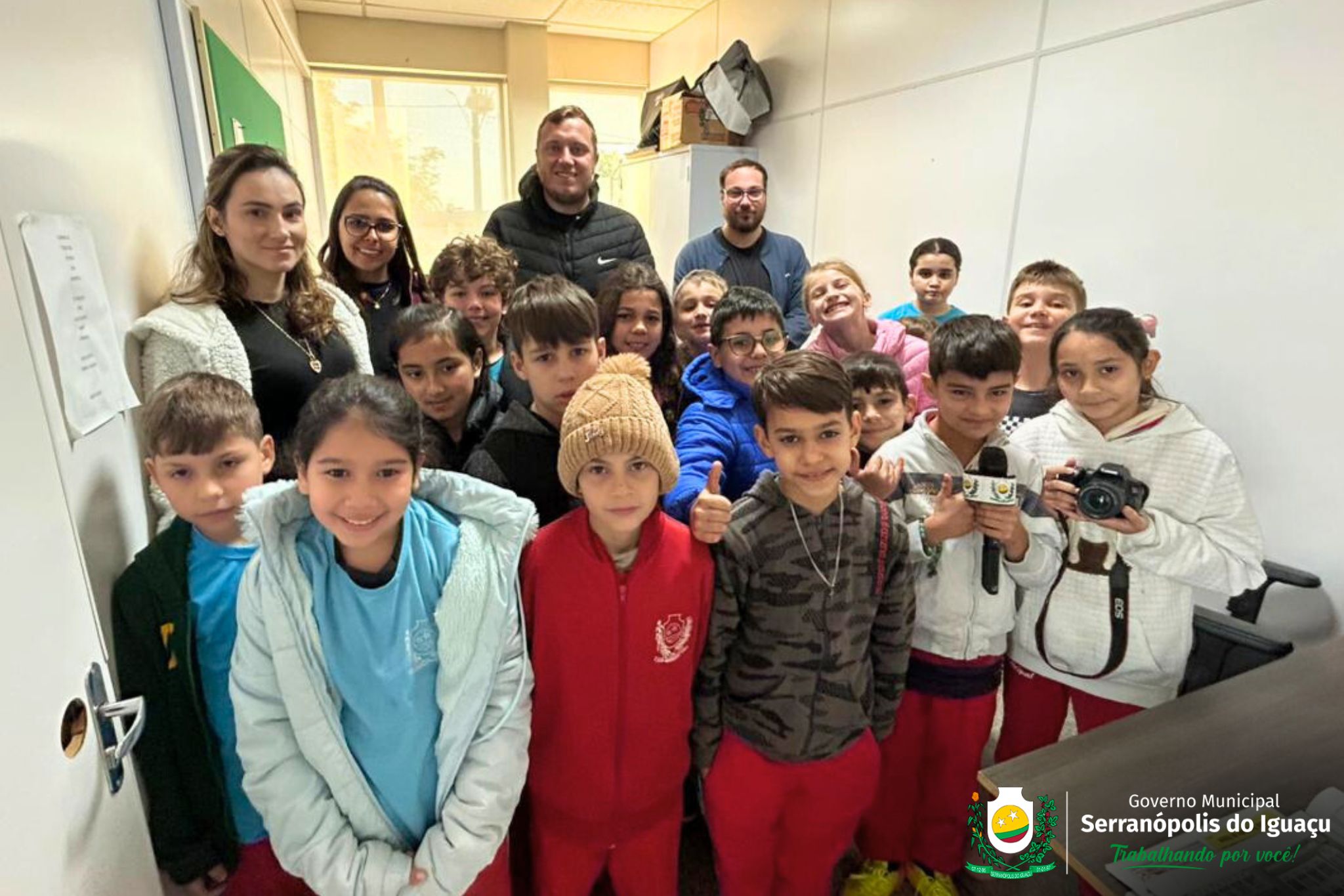 Alunos do 4º ano B entregam Carta ao Leitor ao departamento de comunicação do Governo Municipal