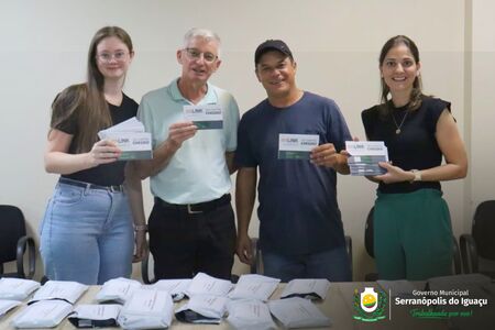 Governo Municipal inicia entrega do Cartão Mais Educação no Paço Municipal
