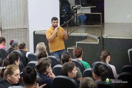 Secretaria de Educação promove palestra para pais sobre o início da vida escolar no Berçário e Maternal